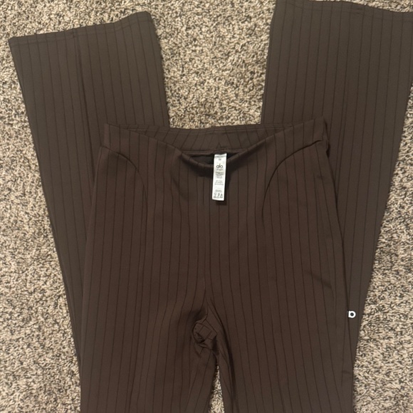 Women’s Alo High waist Pinstripe Flare Legging sz M - Picture 4 of 8